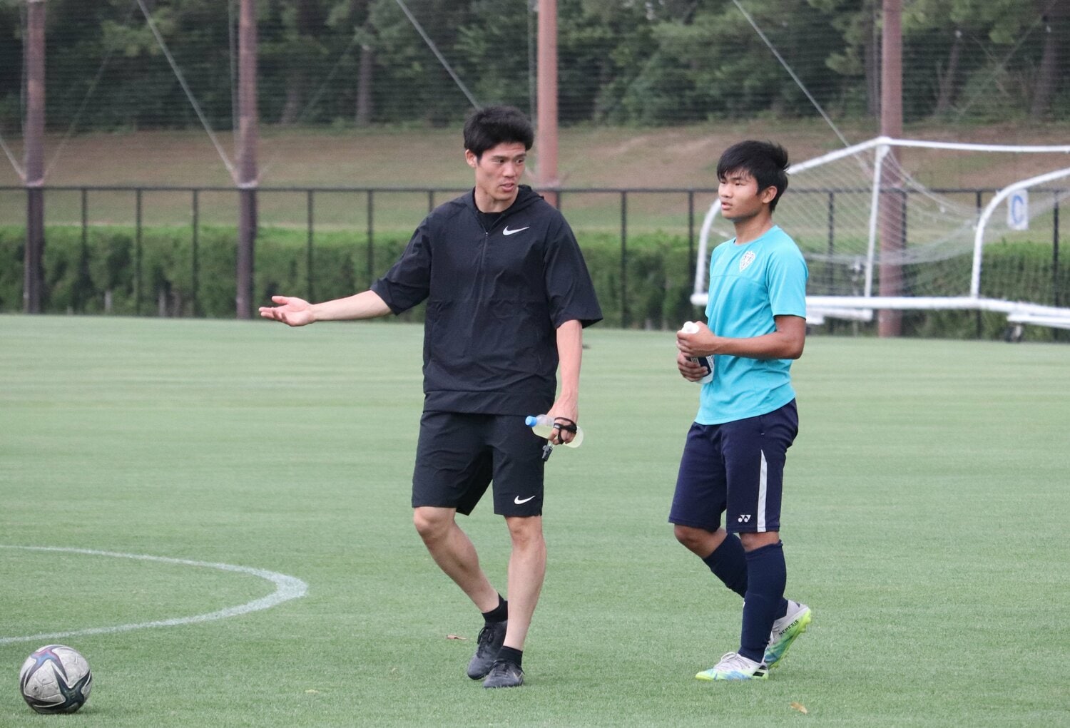 アビスパのアカデミー選手にアドバイスする冨安　©JIJI PRESS