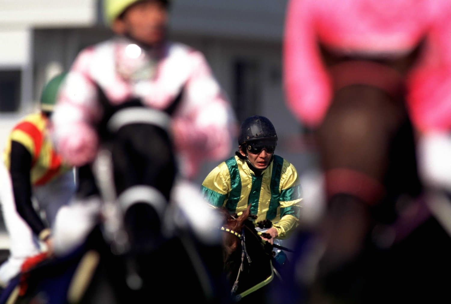 マヤノトップガンの力を引き出した会心のレース後、疲労をにじませながら引き揚げる田原成貴 ©Tomohiko Hayashi