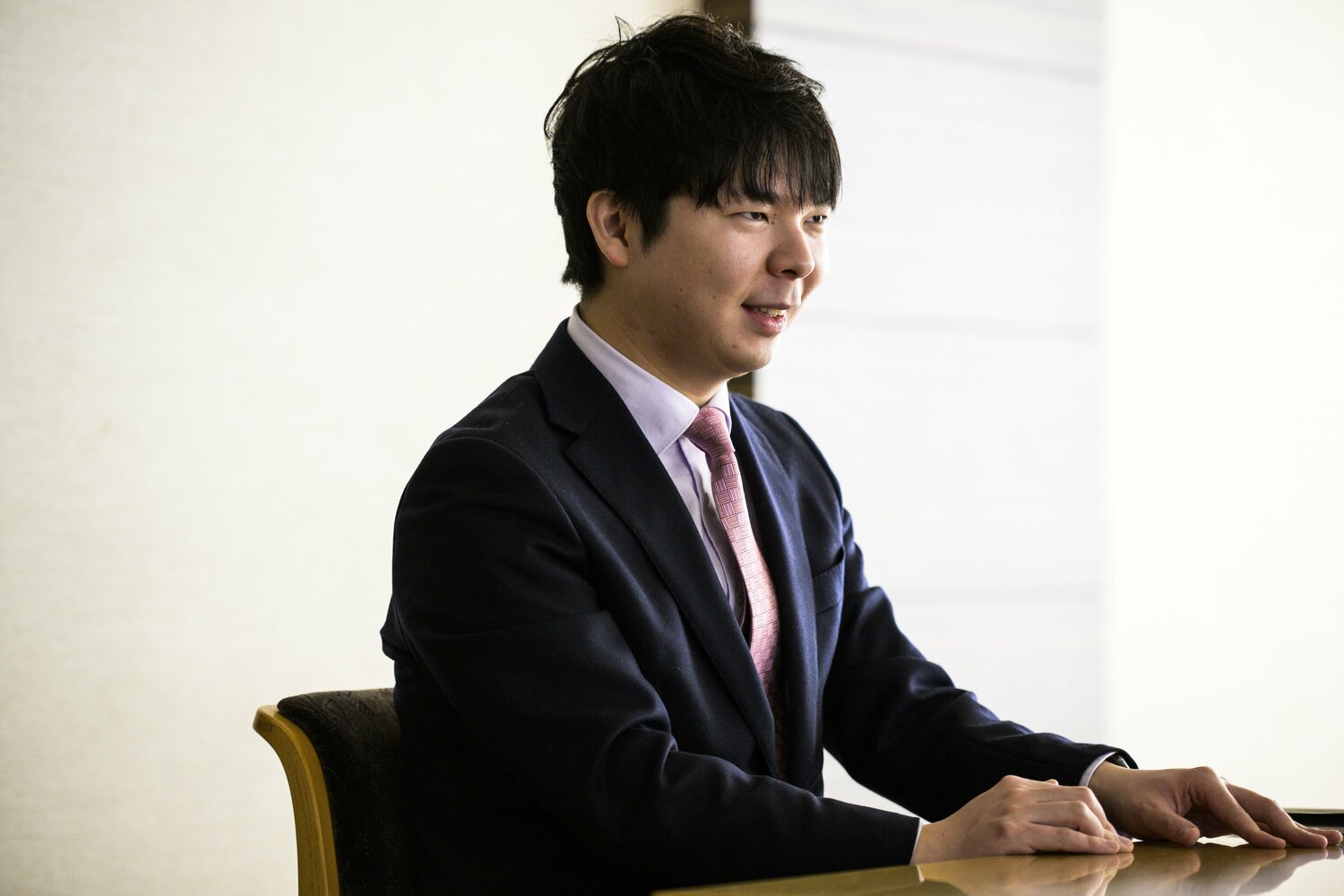 盤上を離れると“観る将”のように羽生九段を観察している高見七段　©Asami Enomoto