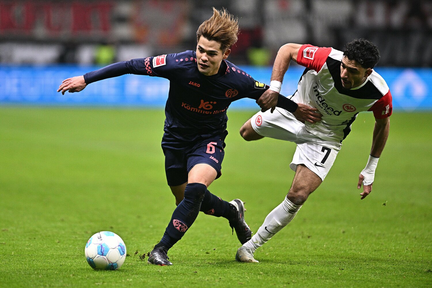 フランクフルト戦、オマール・マームーシュと激しく競り合う佐野 ©Getty Images