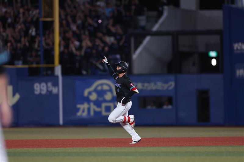 本拠地のZOZOマリンスタジアムで１号ホームランを放った西川　©Chiba Lotte Marines