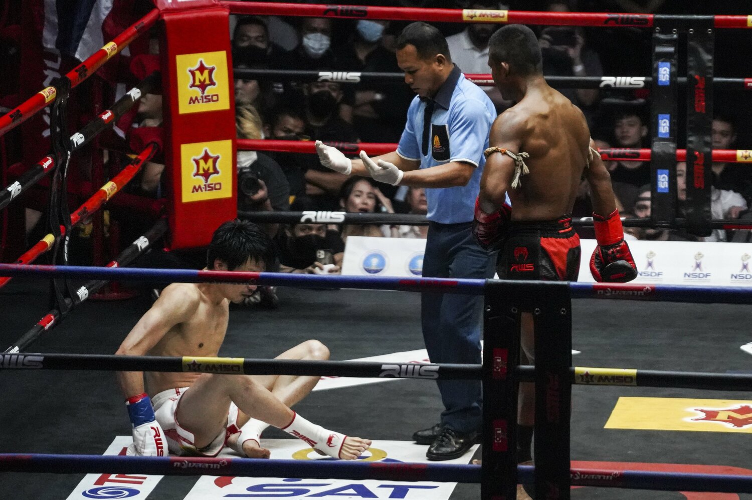 2022年10月、佐藤嘉洋にエキシビションマッチでTKO勝ち　©Getty Images