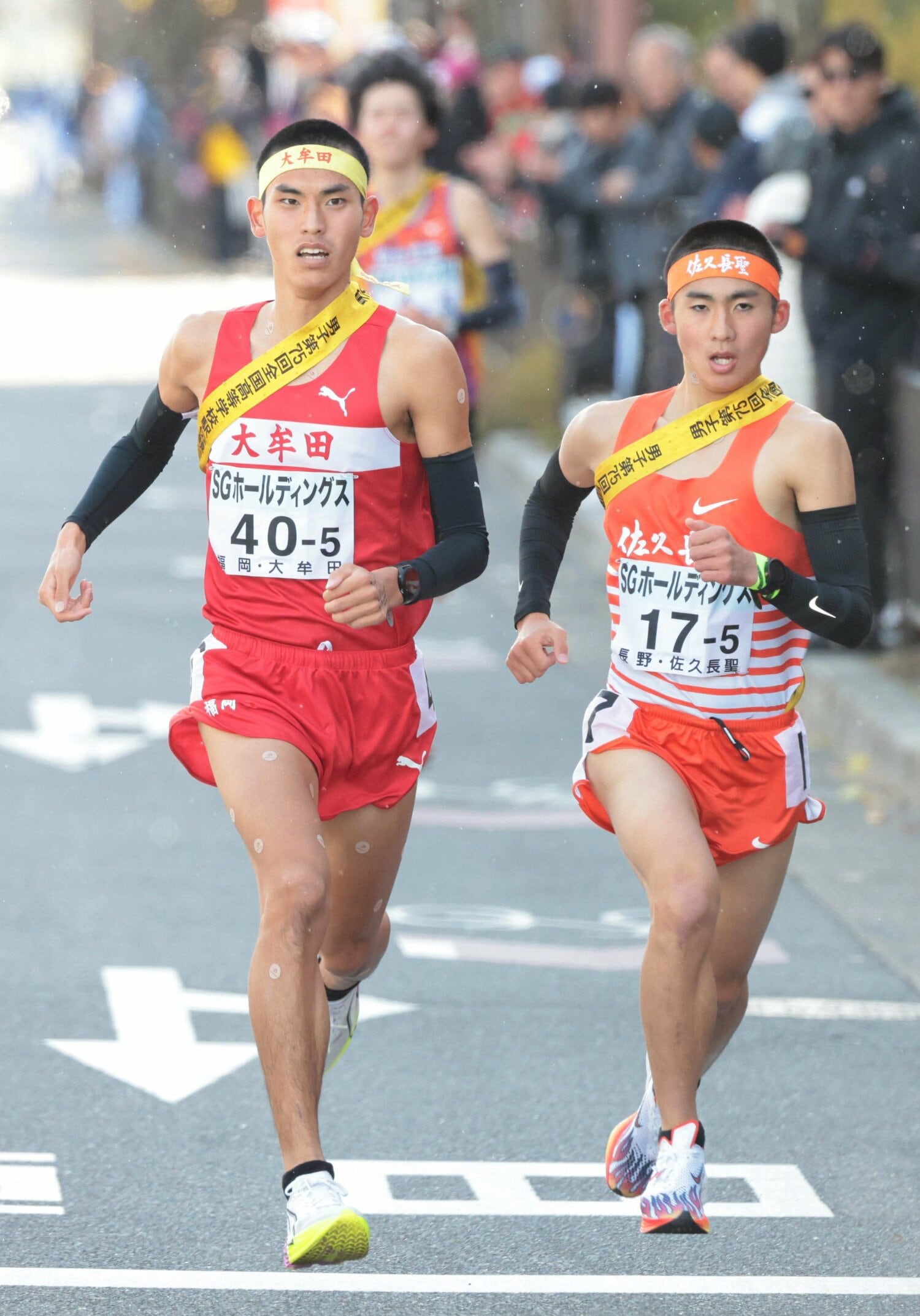 都大路の5区、佐久長聖の酒井崇史（右）と競り合う塚田虎翼（大牟田）　©JIJI PRESS