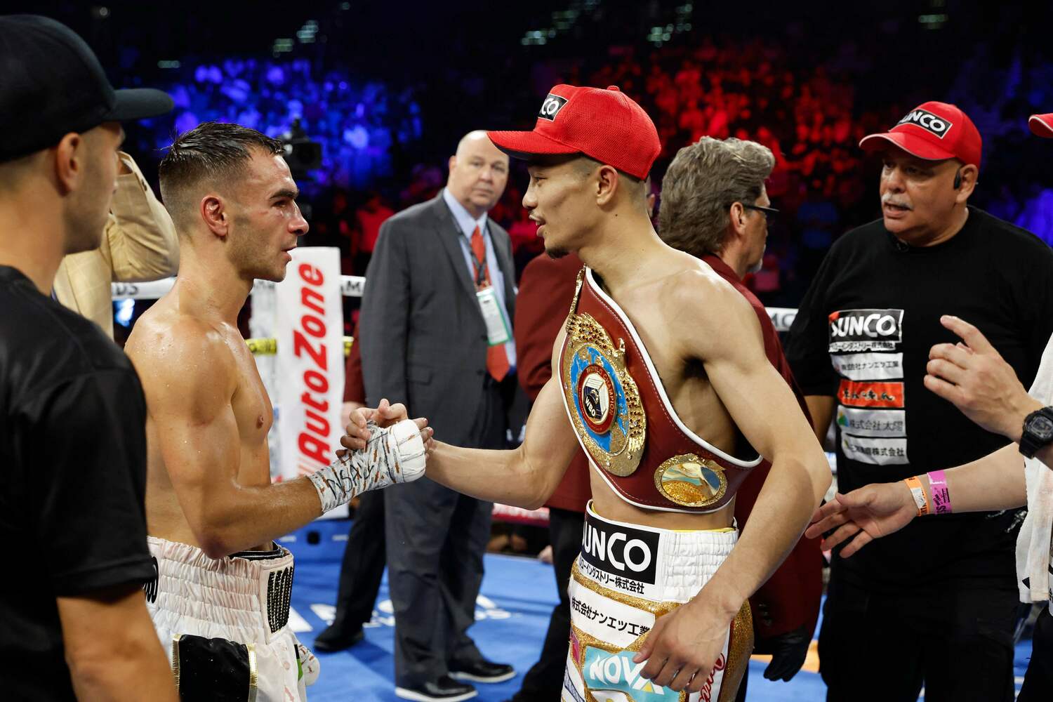 試合後にモロニー（左）と健闘を讃えあい握手をかわす中谷潤人　©︎AFP=JIJI PRESS