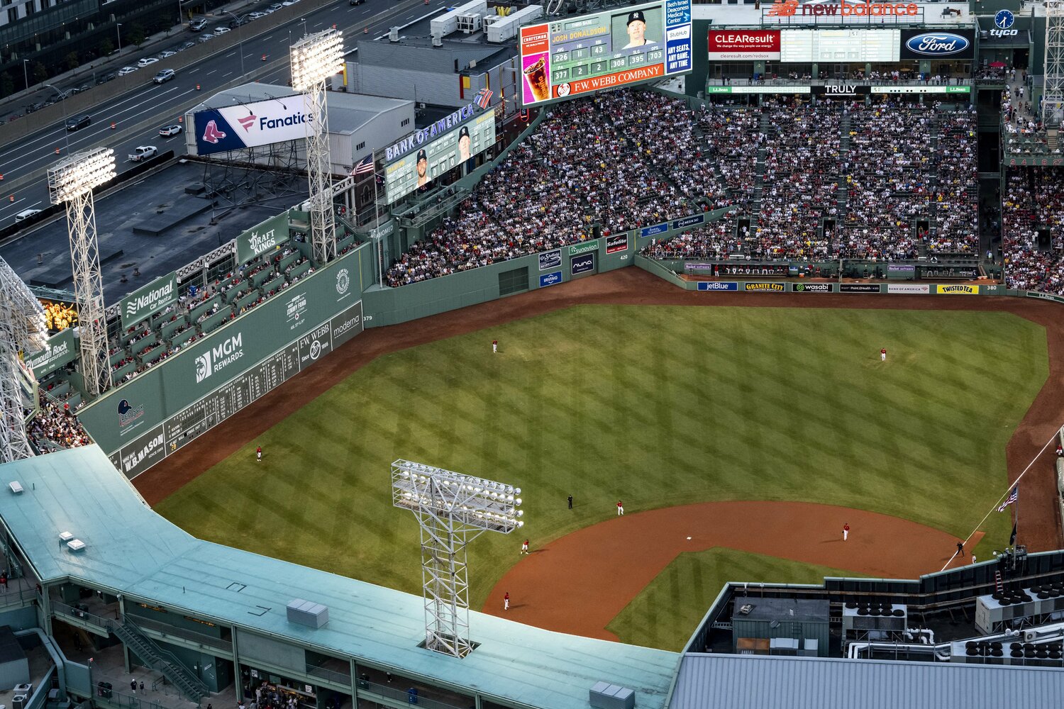 MLB最古のスタジアムとしても知られるレッドソックスの本拠地フェンウェイパーク。レフト後方にそびえたつ高さ11mの「グリーンモンスター」は、攻守において吉田の味方になってくれそうだ　©︎Billie Weiss/Boston Red Sox/Getty Images