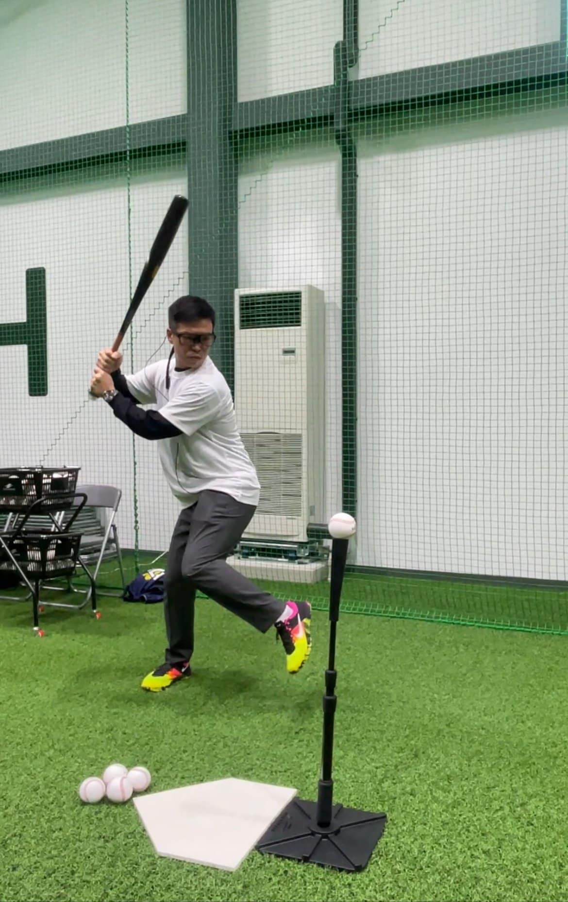 「アイトラッカー」を装着してバットを振る伊藤健治トレーナー　©︎Ayako Oikawa