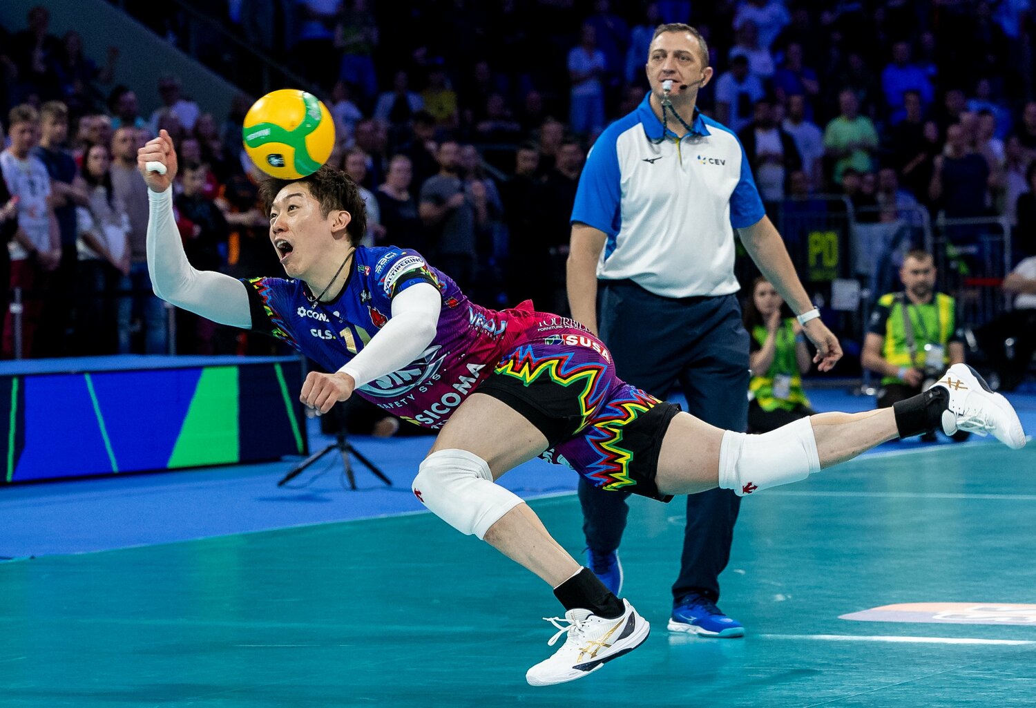 懸命にボールに喰らいつく石川祐希　©︎Foto Olimpik/NurPhoto via Getty Images