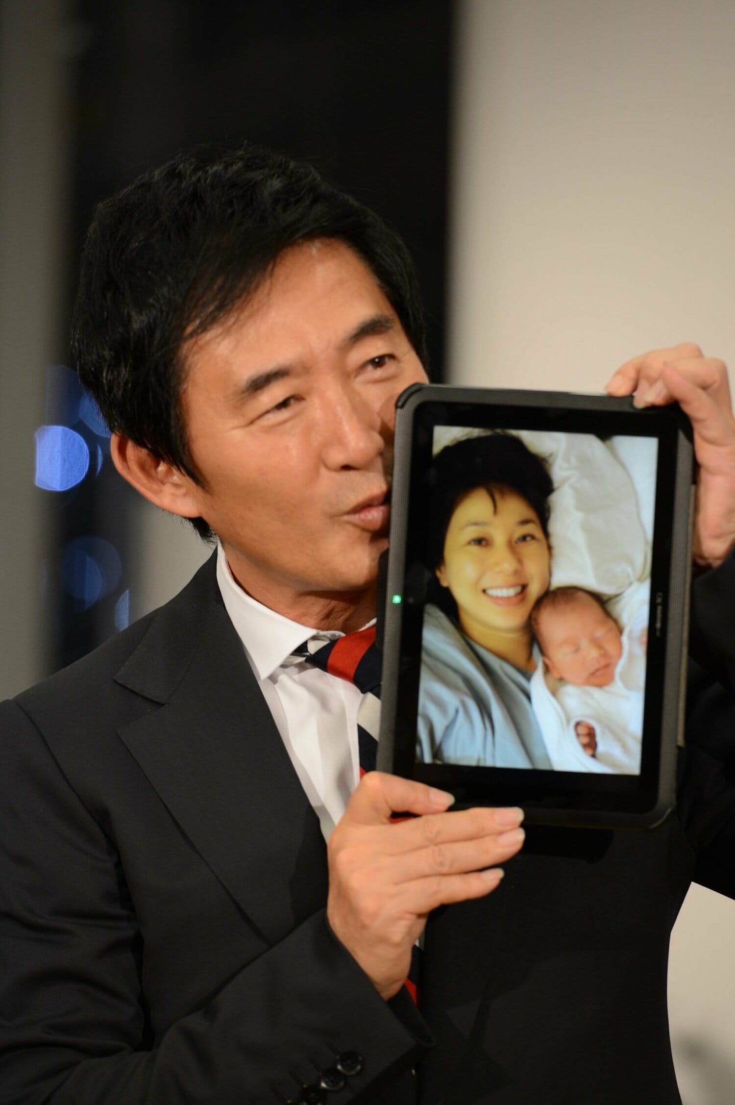 長男・理汰郎くんの出産を嬉しそうに報告する石田純一　©︎Sankei Shimbun