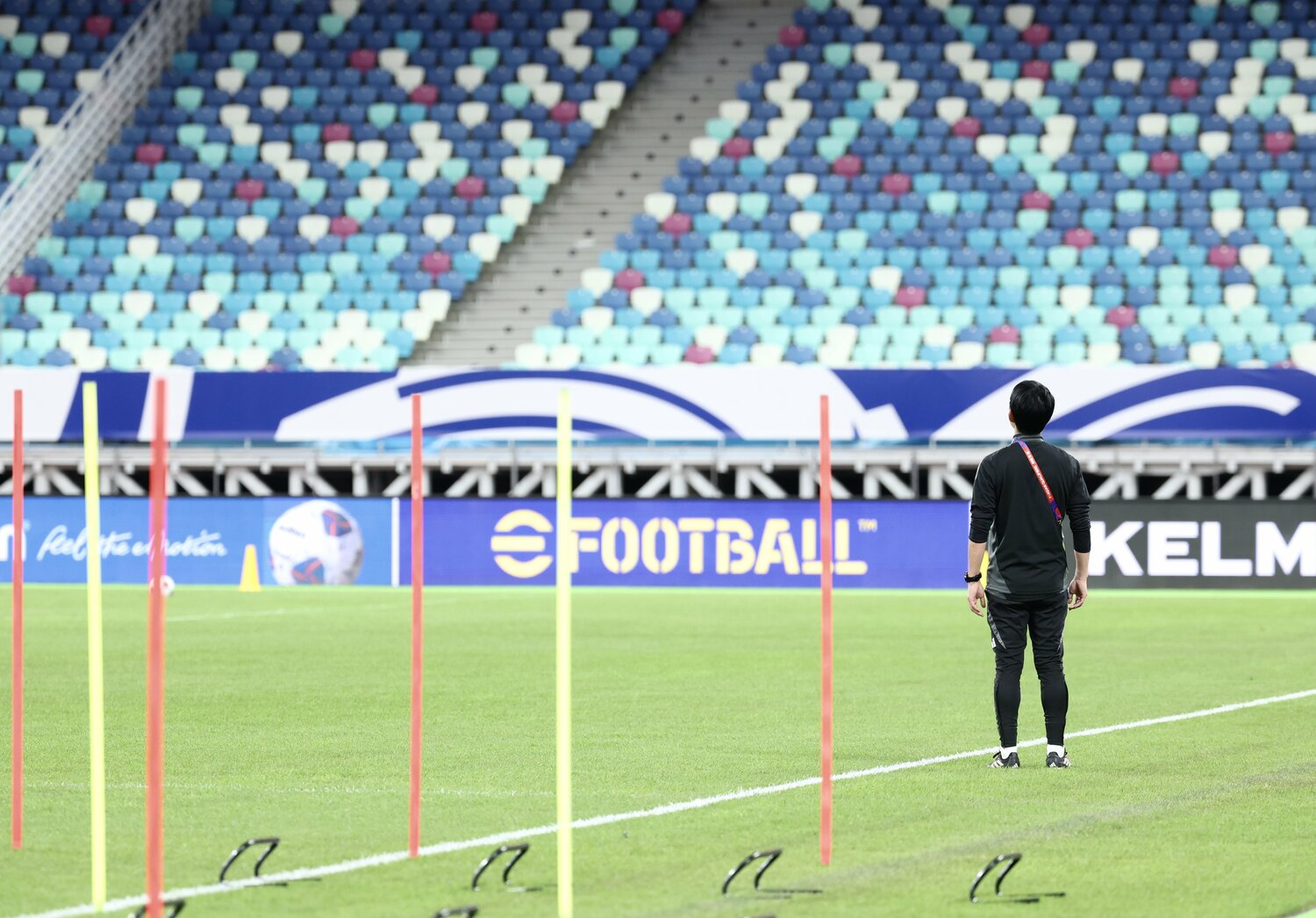 北中米W杯予選、アウェイでの中国戦。前日（11月18日）、ひとりでスタンドを見つめ、4度おじぎをした森保監督　©Nikkan Sports