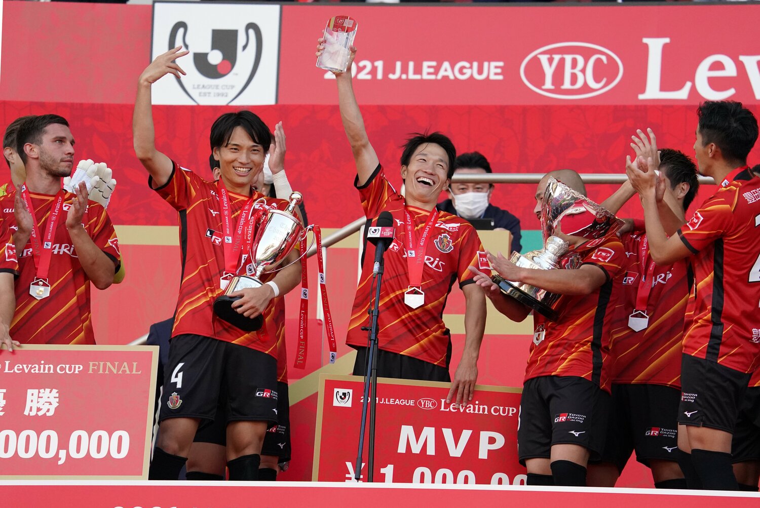 表彰式では「MVPコール」を受けて笑顔の稲垣　©Getty Images