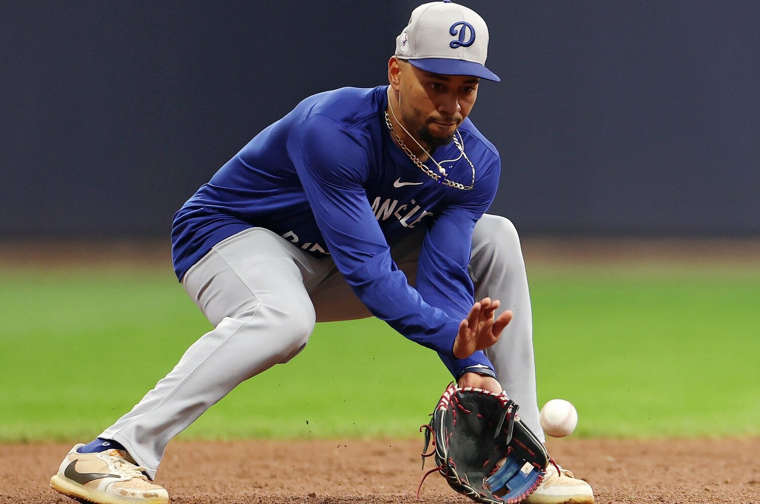 「ベッツは毎日とんでもない努力してる」ドジャースを象徴する“天才”の知られざる裏の顔…ぶっつけ本番で“あの神プレー”が生まれた本当の理由＜Number Web＞ photograph by Getty Images