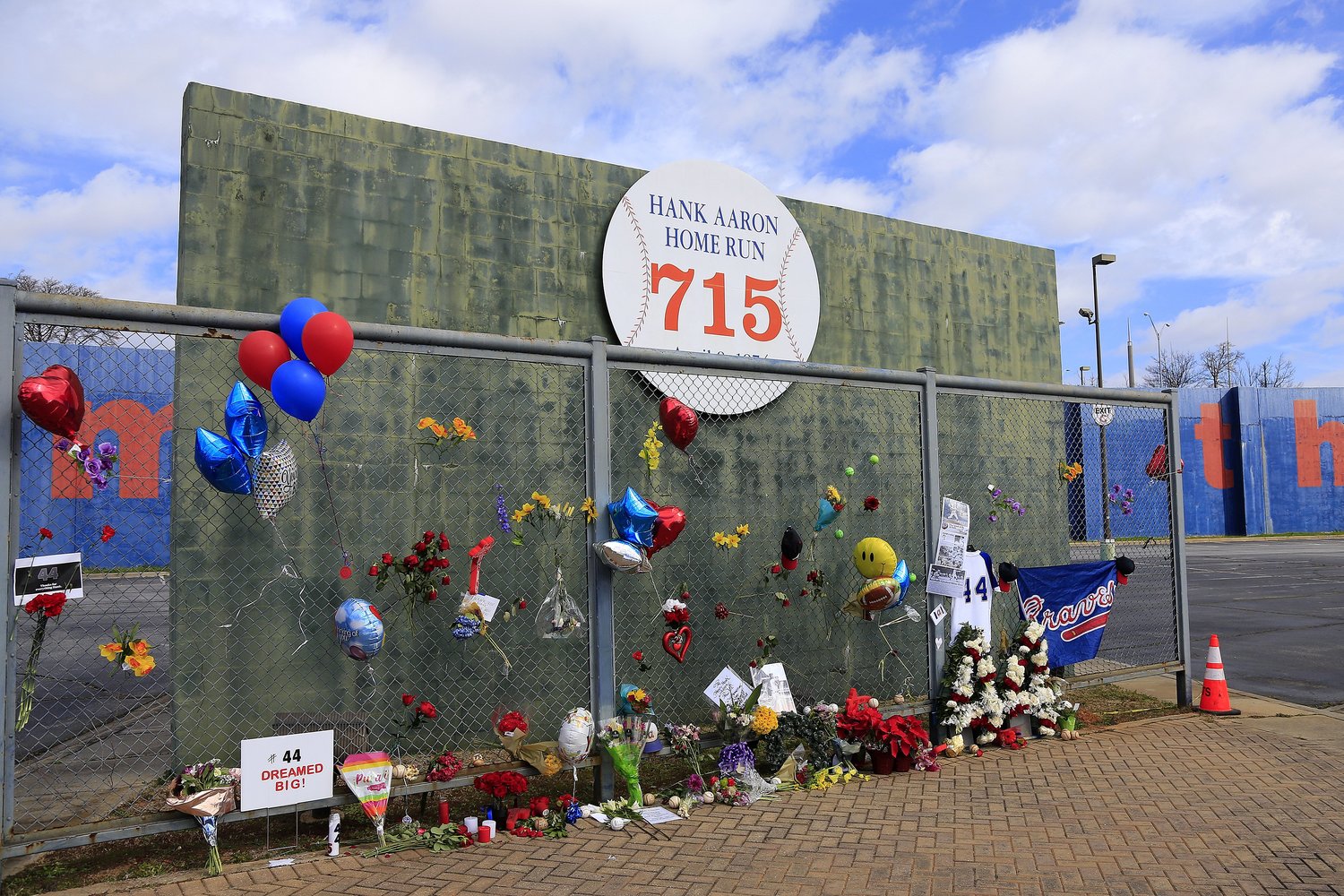 アトランタ・フルトン・カウンティ・スタジアムの跡地にある715号落下地点を示すモニュメントには、訃報を知ったファンからの献花が相次いだ　©Getty Images