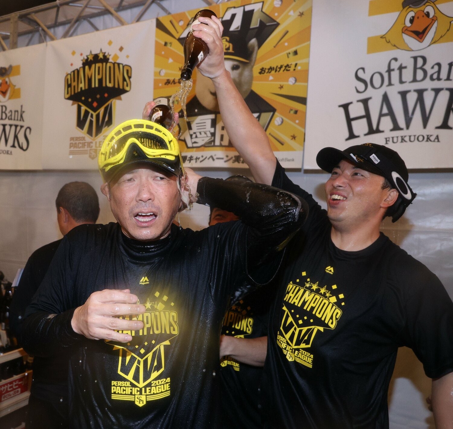 ビールかけで少し困った表情？の小久保監督　©JIJI PRESS
