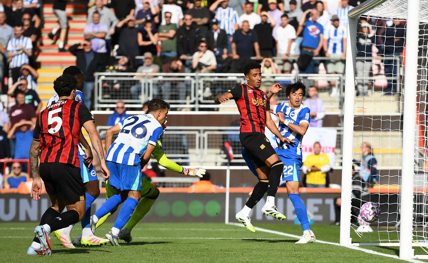 9月13日、アウェイでのボーンマス戦。三笘薫（28歳）のヘディングゴールが決まる瞬間（1枚目／全2枚）　©AFLO