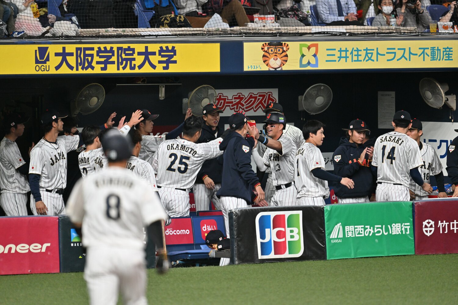 ヒットを放ったヌートバーを迎え入れるベンチの様子　©Naoya Sanuki