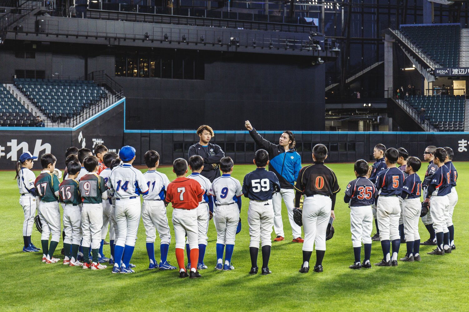 投げ方を丁寧に教える伊藤大海投手（右）と松浦慶斗投手