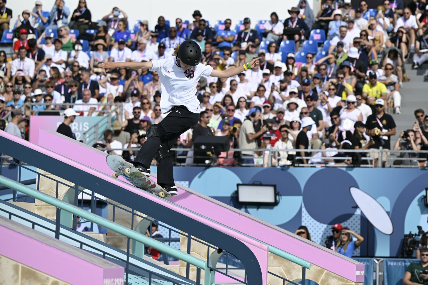 ベストトリック4本目、4位から一気に1位に。ビッグスピンフリップからのボードスライドを決める吉沢【2枚目/全3枚】 ©Asami Enomoto/JMPA