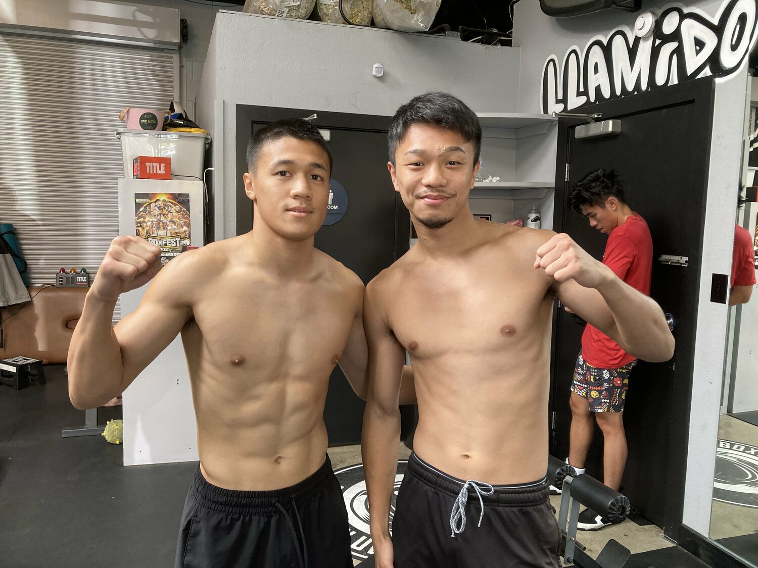 “井上尚弥のスパーリングパートナー”ジャフェスリー・ラミド(23歳、写真左)と中谷 ©Soichi Hayashi Sr.