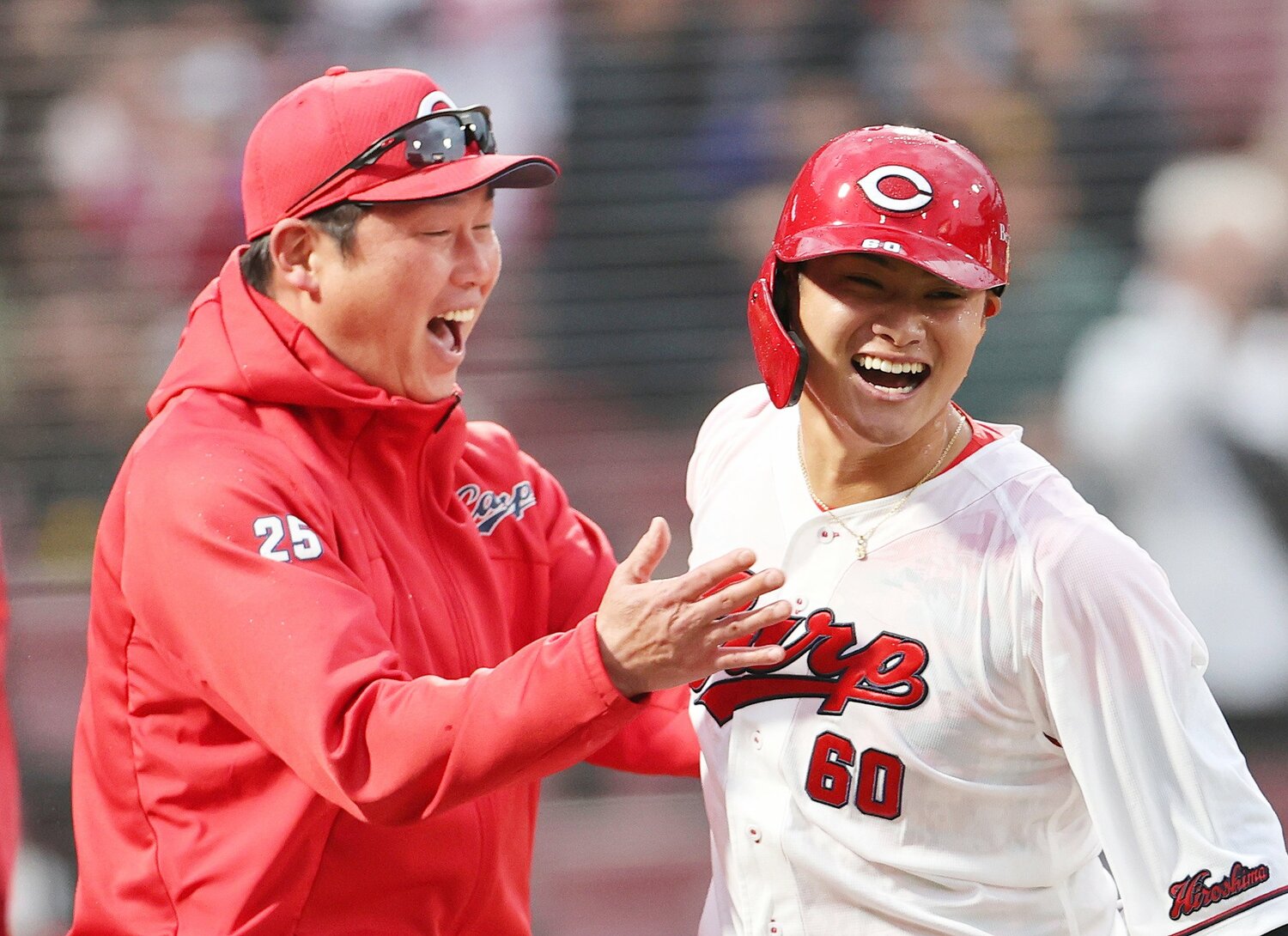 プロ1号となるサヨナラ本塁打を放ち、新井監督（左）に祝福される田村　©JIJI PRESS