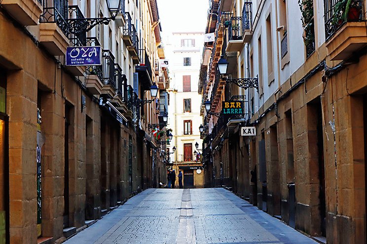 美食の街サンセバスチャンの通りもこのような様子