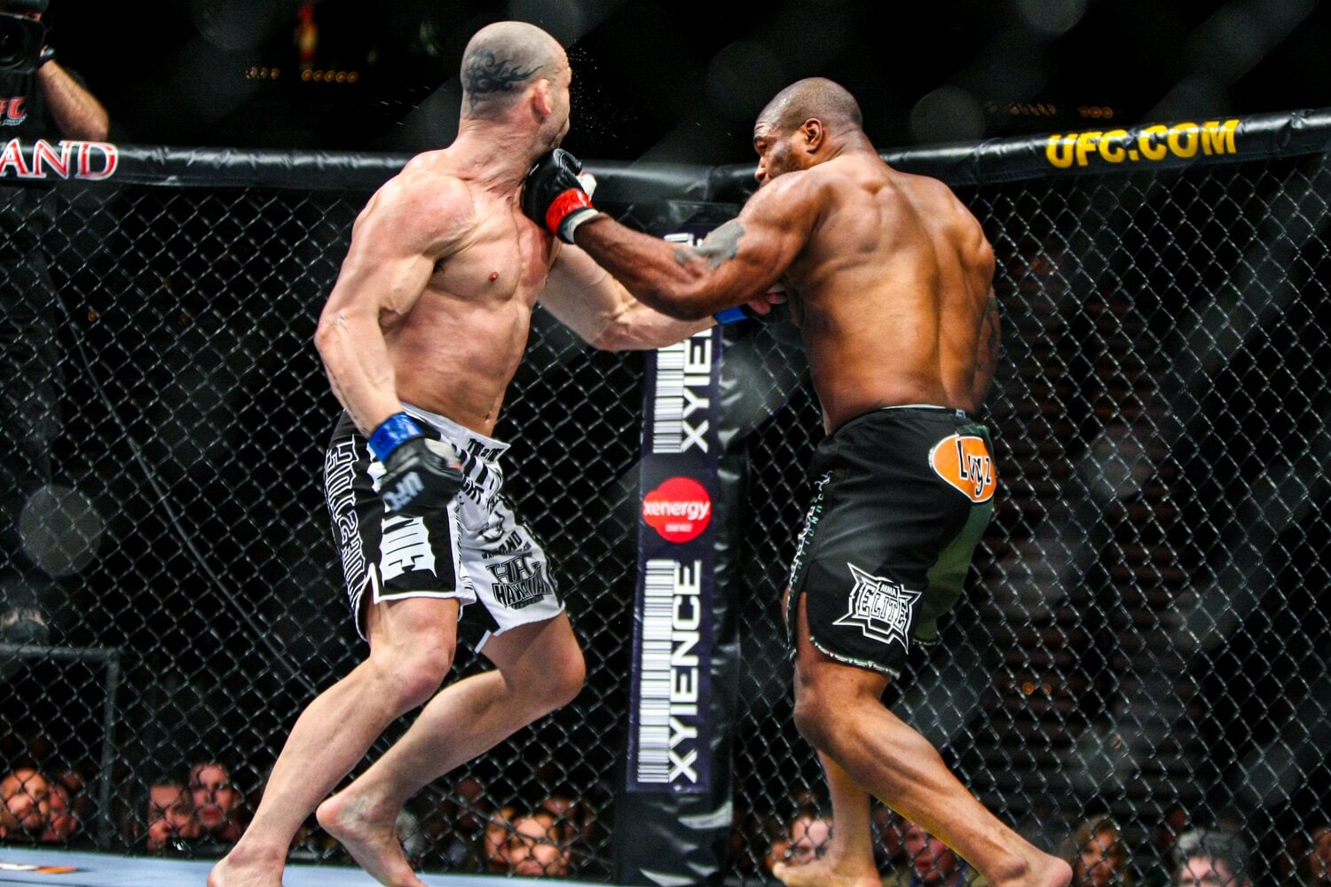 ジャクソンの左フックがシウバの顎を打ち抜いた瞬間　©Susumu Nagao