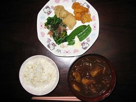 ＜晩＞　ハヤシライス、鶏の唐揚げ、生ウニ、菜の花のおひたし、スナップエンドウ。「ホットケーキとか、ちょっとお腹にたまるものをおやつに食べさせて、夕食まで練習するんです」とお母さん