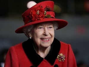エリザベス女王と“サッカーの母国”の幸せな関係… 唯一のW杯優勝トロフィーを渡した日、セスクいわく「彼女はアーセナルファン」だった？