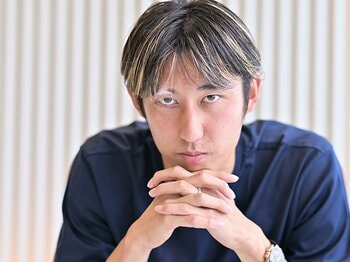 「2秒で決めました」伊藤洋輝が“バイエルン入団会見で語らなかった”移籍ウラ話「ロマーノ砲…どこから情報を!?」代表戦後の機内で見たスマホ＜Number Web＞ photograph by Hideki Sugiyama