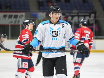 “NHLに最も近い男”が異例の契約？「日本のアイスホッケーを変える。誰かが行動しないと始まらない」＜Number Web＞ photograph by Yokohama GRITS