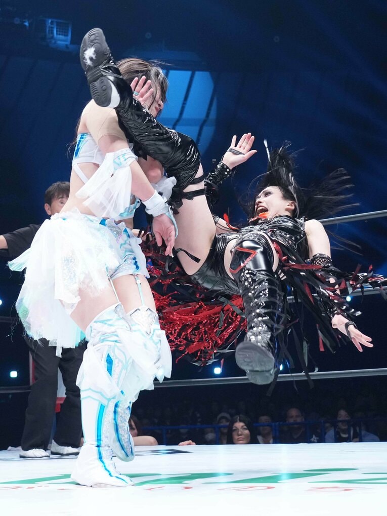 玖麗さやかにニールキックを浴びせる上谷沙弥　©Essei Hara