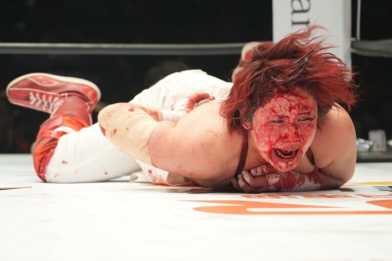 苦悶の表情を浮かべる舞華　©Essei Hara