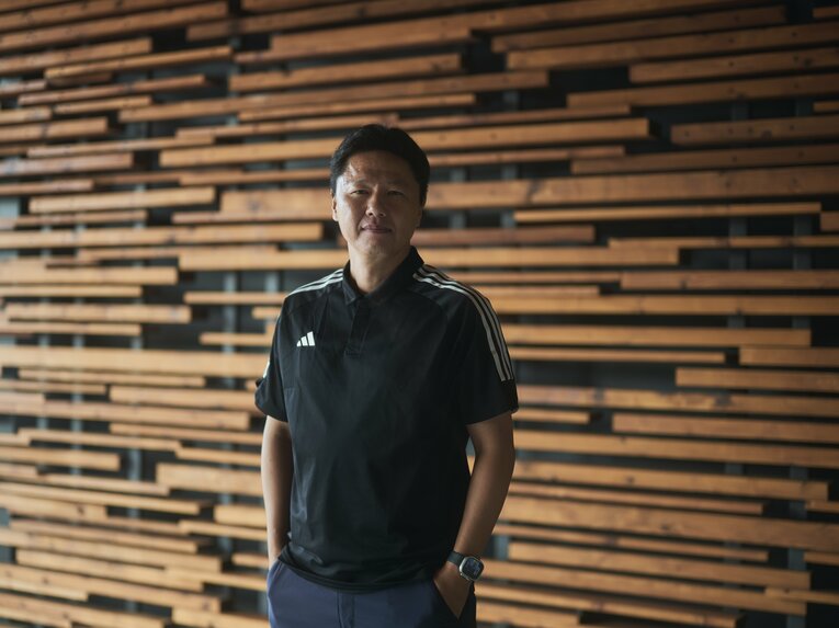 1972年生まれ。名古屋、磐田、鹿島でプレーし2011年現役引退。17-19年鹿島監督。21年にU-18代表監督、22年からパリ五輪までU-23代表監督を務めた　©Yuki Suenaga