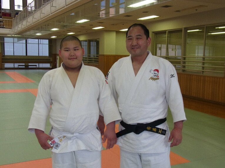 父・仁さんと写真に収まる斉藤立（当時小6）