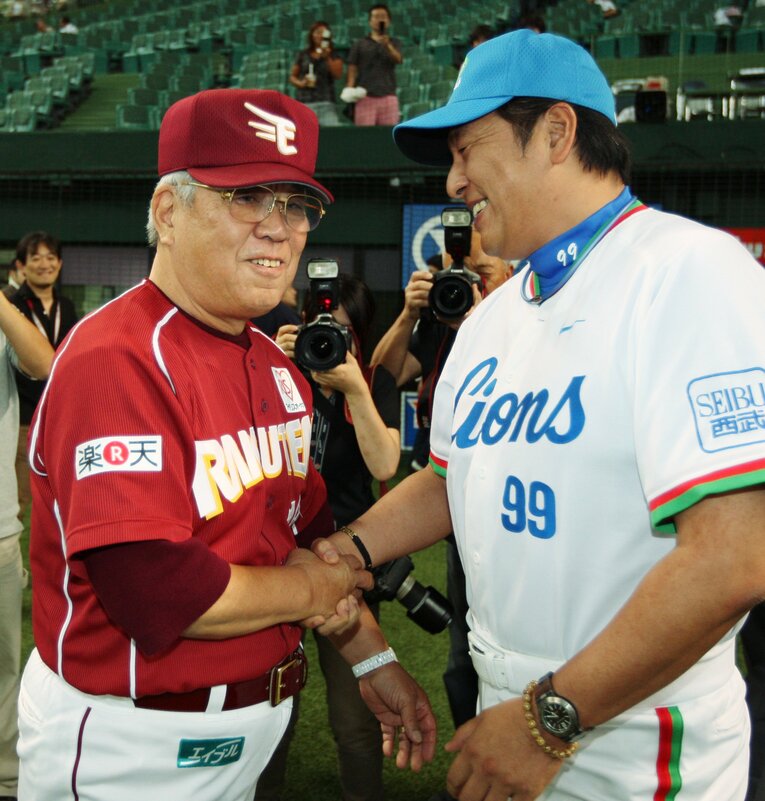 野村克也が楽天、渡辺久信が西武を率いていた2009年の写真 ©JIJI PRESS