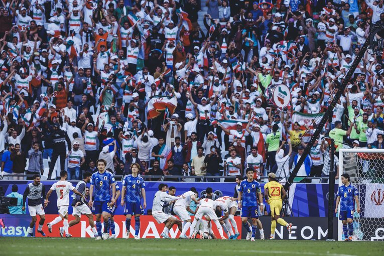 アリレザ・ジャハンバフシュのPKが決まり、呆然とする日本の選手たち　©Kiichi Matsumoto