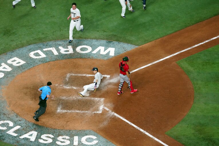 準決勝メキシコ戦、周東佑京がサヨナラのホームを踏んだ瞬間　©Getty Images