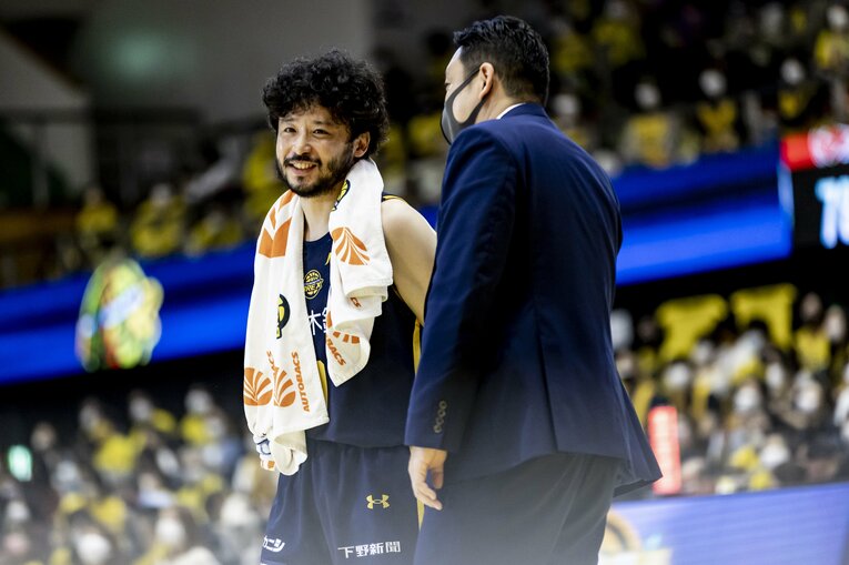 安齋HCと話し込む田臥。日本人初のNBAプレーヤーも、はや40歳となった