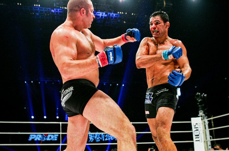 2004年の大晦日、PRIDEヘビー級の頂点を決めるエメリヤーエンコ・ヒョードルとの3度目の対戦は当時の“人類最強決定戦”だった ／ photograph by Susumu Nagao