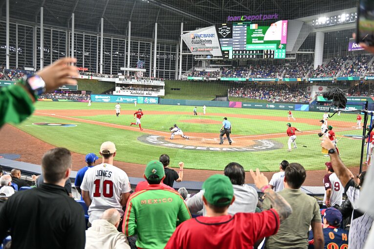 メキシコ戦のバックネット裏には様々な国のユニフォームを着たファンの姿が　©Naoya Sanuki