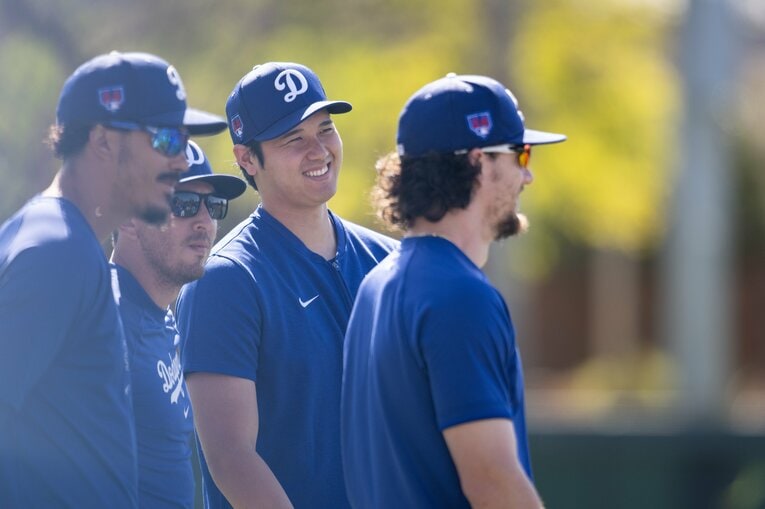 チームメイトと談笑する大谷　©Nanae Suzuki