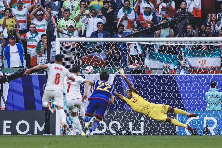 イランのジャハンバフシュにPKを決められた瞬間（2枚目／全4枚）©Kiichi Matsumoto