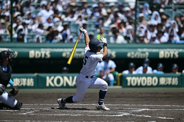 打撃でも活躍した安谷屋　©Hideki Sugiyama