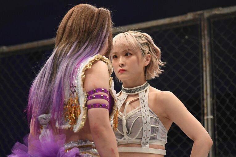 試合前、ケージ内での激しい視殺戦