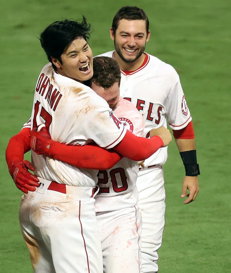 大谷と抱き合うウォルシュ。後ろのフレッチャーも嬉しそう　©Getty Images