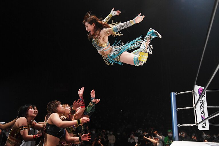 場外へプランチャ・スイシーダを放つ上谷沙弥　©Masashi Hara