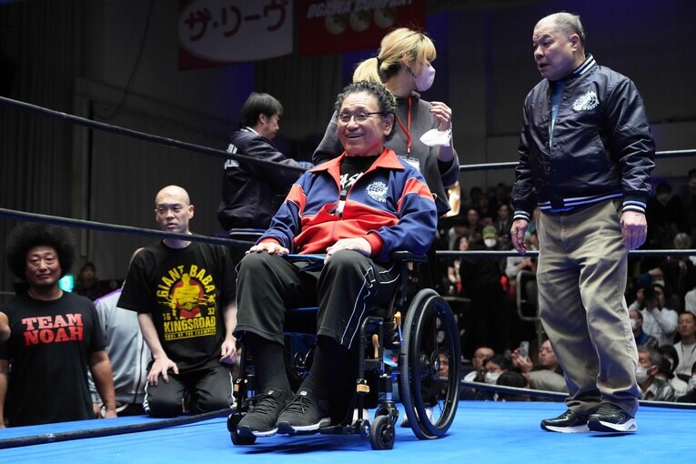 車いすでも笑顔の天龍源一郎　©Essei Hara