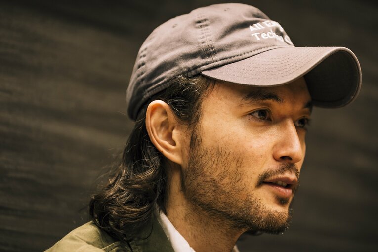 神戸市内でNumber Webのインタビューに応じる辻本賢人　©Kiichi Matsumoto