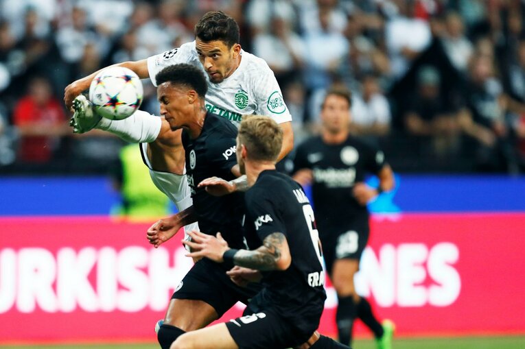 「“鎌田大地と守田英正が一緒に写った1枚”を狙いたいけど…」「長谷部誠はすでにコーチのように」CL日本人対決と“美しい夕焼け”撮影ウラ話(56)