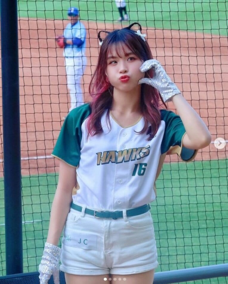 「日本でも大人気…中には韓流アイドルも！」小野寺の所属する台鋼ホークス・チアリーダーたち／公式インスタグラムより