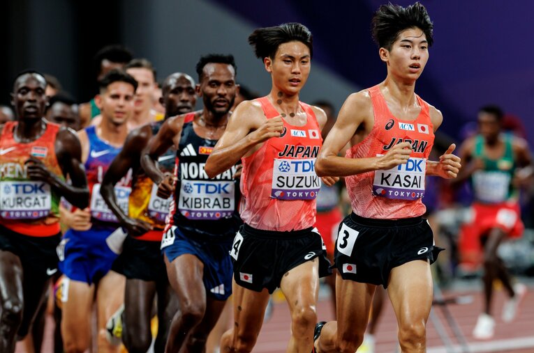 東京世界陸上男子10000m決勝を走る日本代表、葛西潤と鈴木芽吹。箱根駅伝で活躍したトップランナーの彼らも、世界の戦いの厳しさを思い知らされる格好になった ／ photograph by Kiichi Matsumoto